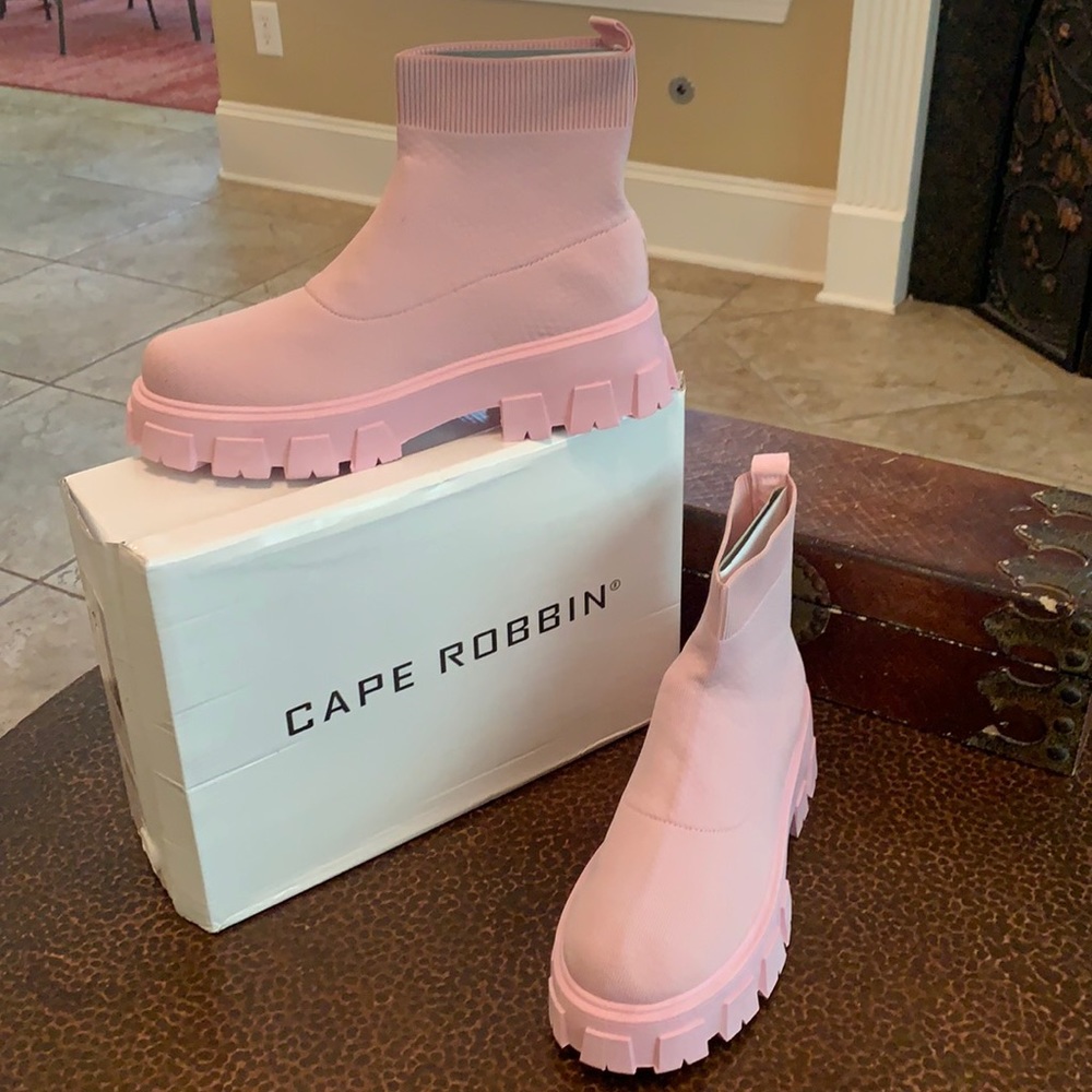 Authentic NEW Cape Robbin Super Fly Blush Sneakers 👟!!!